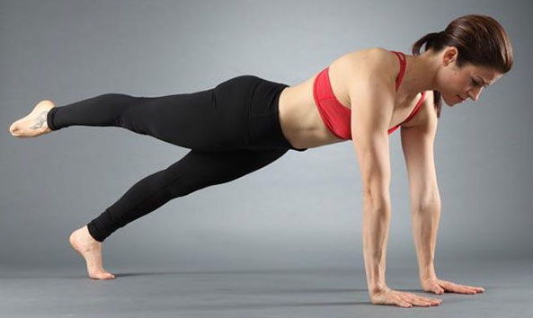 bài tập yoga cho vòng 3 plank 1 chân